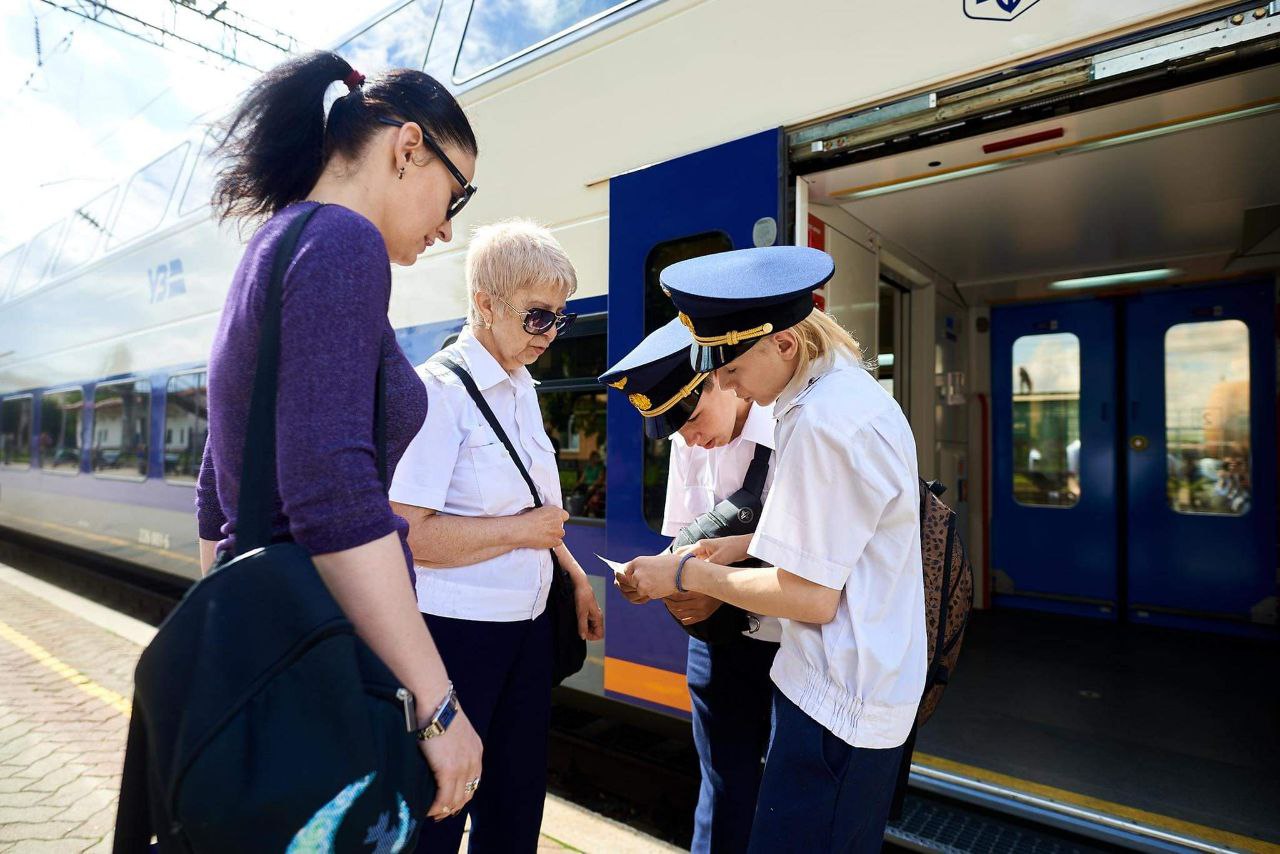 Рейс Укрзализныци обслуживали дети: как прошла поездка с юными железнодорожниками (фото)